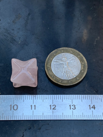 Mercaba/ Mercabah/ Merkabah (étoile à 8 branches), en Quartz rose. De 12x12x12mm - 3,7 grammes. Qualité A à AAA !