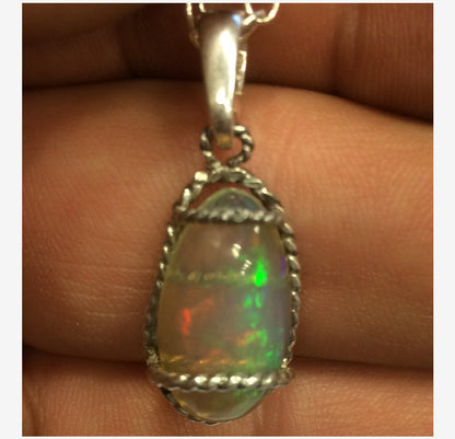 Opale Welo, l'authentique et mythique pierre, montée en Argent par Gem & Zen, 24x10x0,9 millimètres . Vendu seul ou avec chainette en Argent !
