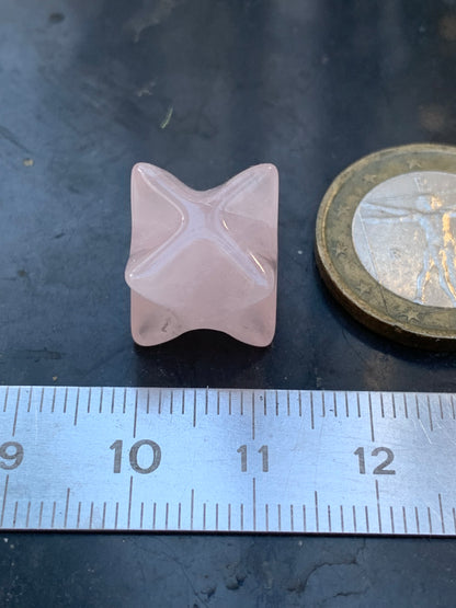 Mercaba/ Mercabah/ Merkabah (étoile à 8 branches), en Quartz rose. De 12x12x12mm - 3,7 grammes. Qualité A à AAA !