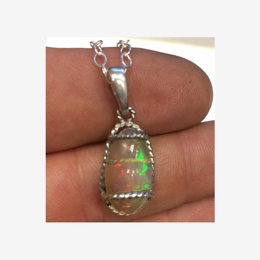 Opale Welo, l'authentique et mythique pierre, montée en Argent par Gem & Zen, 24x10x0,9 millimètres . Vendu seul ou avec chainette en Argent !