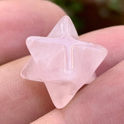 Mercaba/ Mercabah/ Merkabah (étoile à 8 branches), en Quartz rose. De 12x12x12mm - 3,7 grammes. Qualité A à AAA !