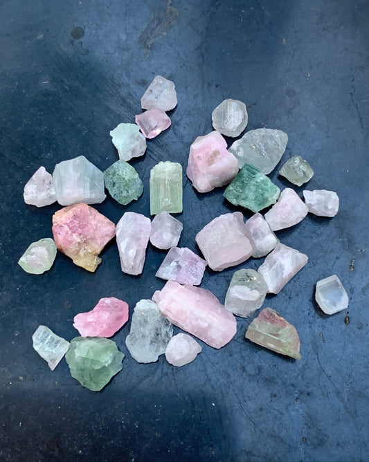 Tourmaline multicolore, lot de 5 grammes - morceaux de 5mm x4 x3 environ. Parfait en bijouterie, collection ,exposition...