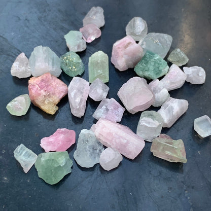 Tourmaline multicolore, lot de 5 grammes - morceaux de 5mm x4 x3 environ. Parfait en bijouterie, collection ,exposition...