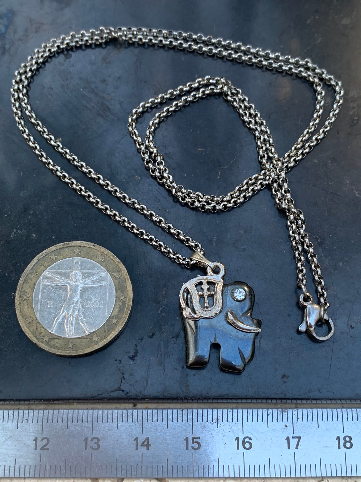 Hématite, pendentif 'Oursin avec Turquoise', de 30x27x8 millimètres - 2,9 gr. Vendu avec cordon noir réglable offert, parfait !endentif 'éléphant'et laiton argenté, de 21x11x5 millimètres - 4,8 gr. Vendu avec cordon noir réglable offert, parfait !