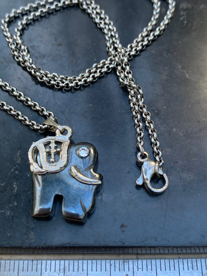 Hématite, pendentif 'Oursin avec Turquoise', de 30x27x8 millimètres - 2,9 gr. Vendu avec cordon noir réglable offert, parfait !endentif 'éléphant'et laiton argenté, de 21x11x5 millimètres - 4,8 gr. Vendu avec cordon noir réglable offert, parfait !