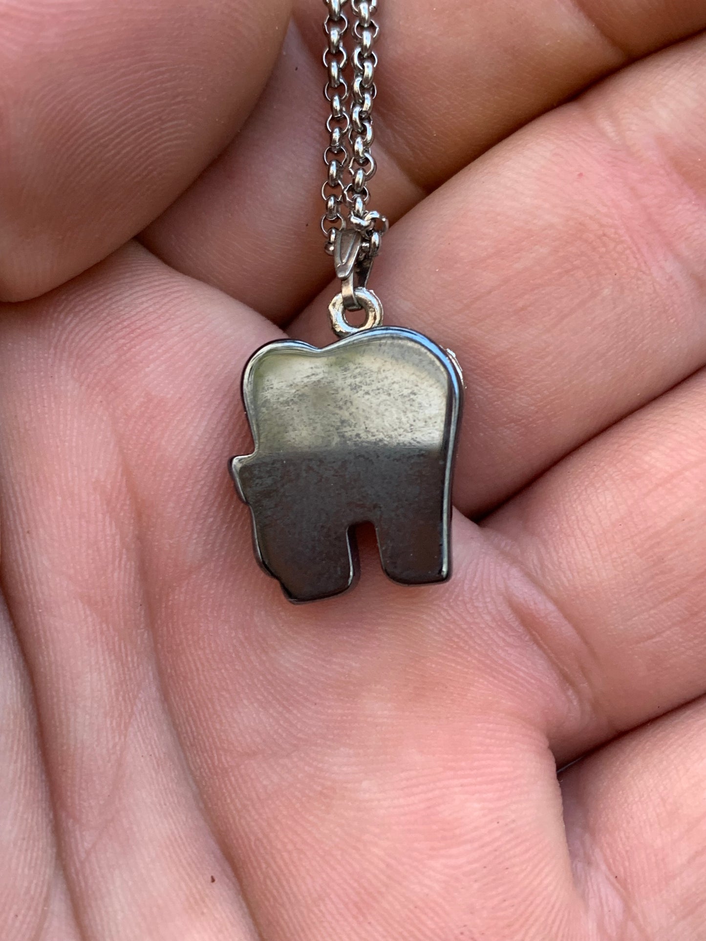 Hématite, pendentif 'Oursin avec Turquoise', de 30x27x8 millimètres - 2,9 gr. Vendu avec cordon noir réglable offert, parfait !endentif 'éléphant'et laiton argenté, de 21x11x5 millimètres - 4,8 gr. Vendu avec cordon noir réglable offert, parfait !