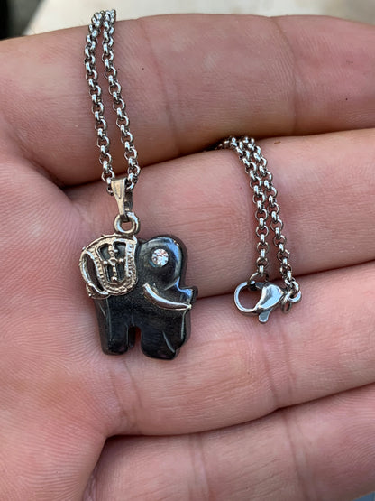 Hématite, pendentif 'Oursin avec Turquoise', de 30x27x8 millimètres - 2,9 gr. Vendu avec cordon noir réglable offert, parfait !endentif 'éléphant'et laiton argenté, de 21x11x5 millimètres - 4,8 gr. Vendu avec cordon noir réglable offert, parfait !