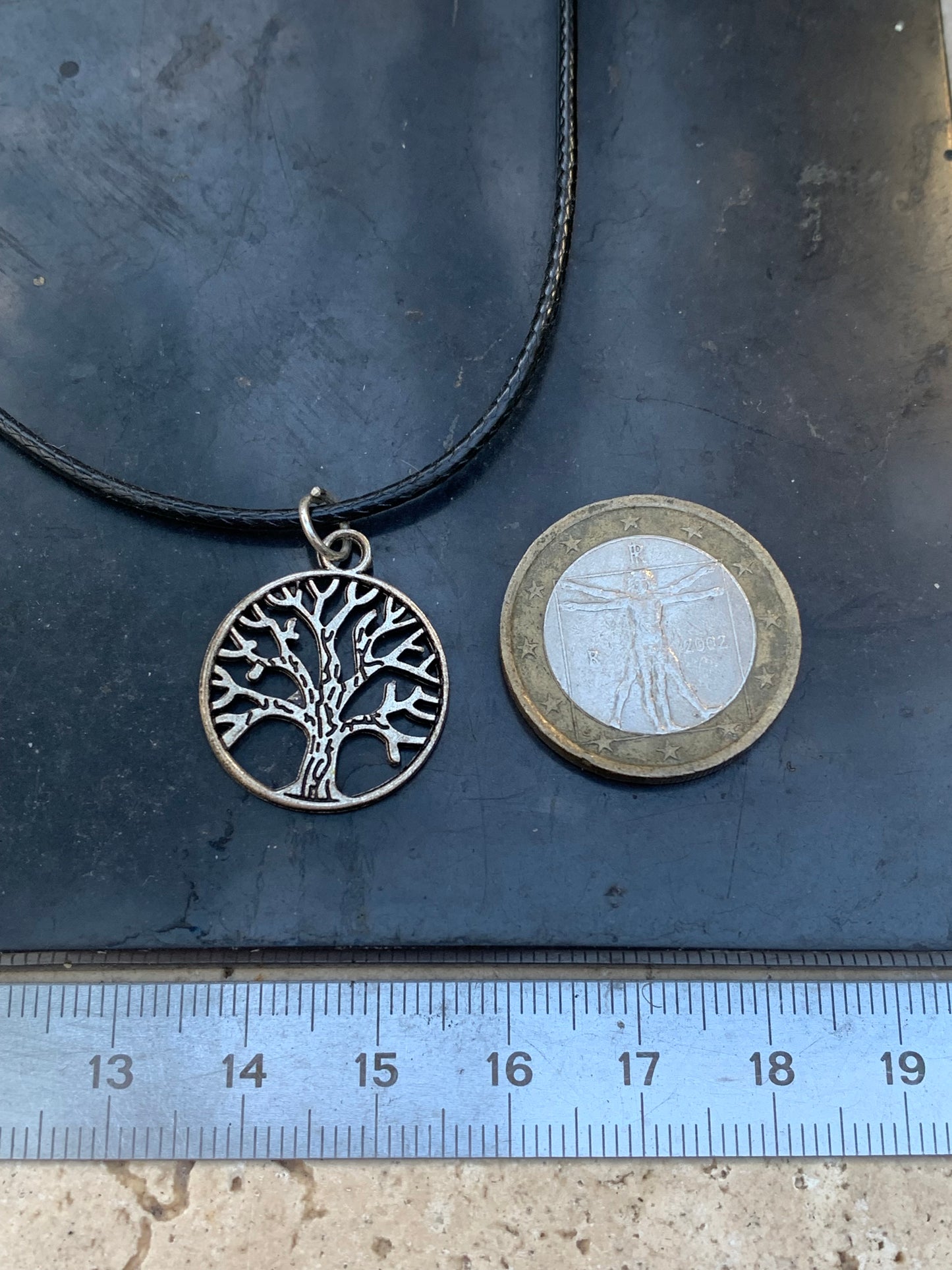 Pendentif 'Arbre de vie' en laiton argenté, 20mm de diamètre - 1,4 gramme. Vendu avec cordon noir réglable, parfait !