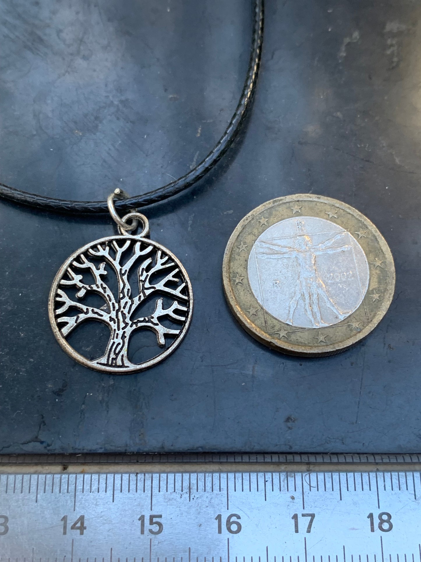 Pendentif 'Arbre de vie' en laiton argenté, 20mm de diamètre - 1,4 gramme. Vendu avec cordon noir réglable, parfait !