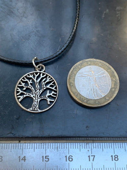 Pendentif 'Arbre de vie' en laiton argenté, 20mm de diamètre - 1,4 gramme. Vendu avec cordon noir réglable, parfait !