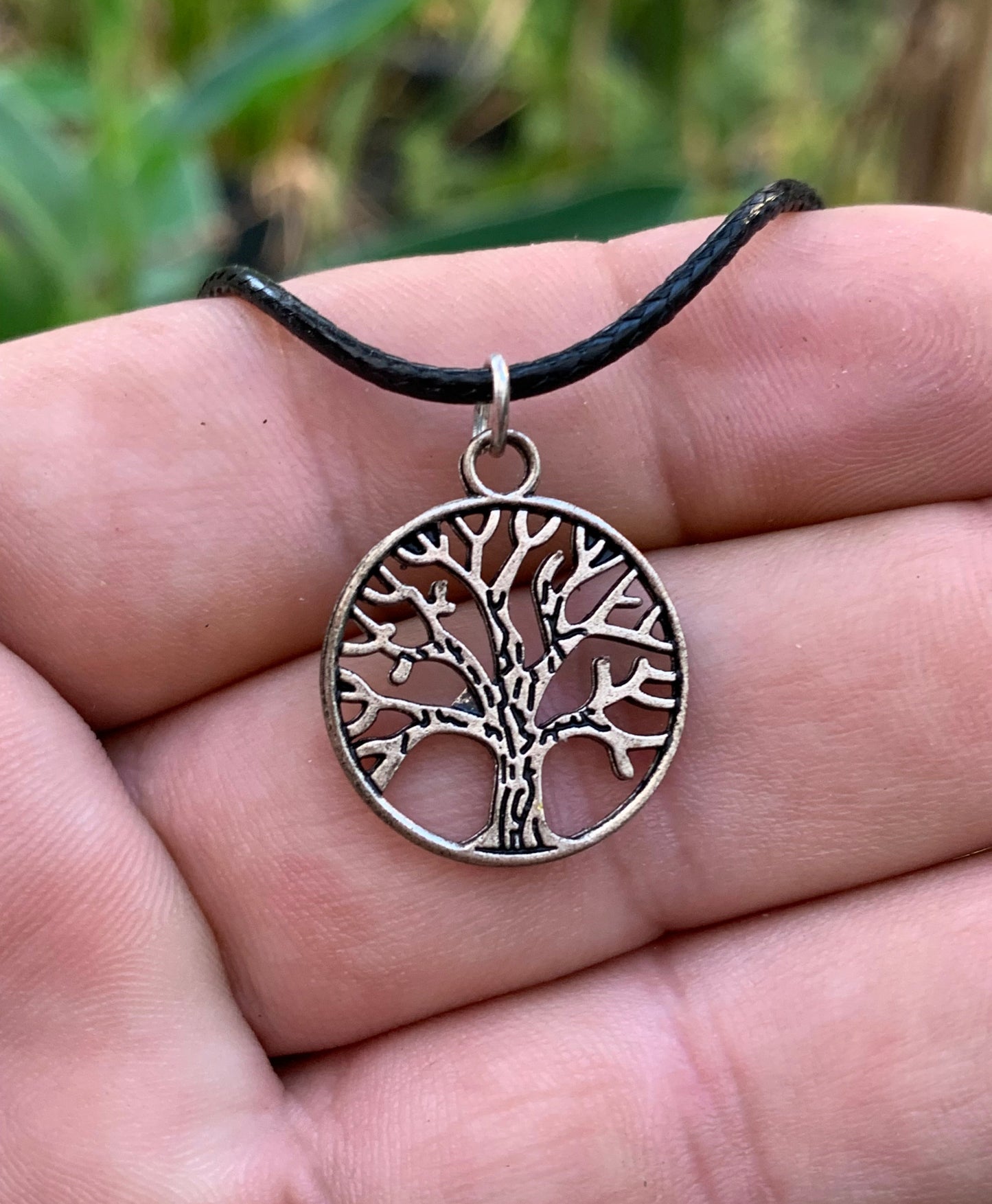 Pendentif 'Arbre de vie' en laiton argenté, 20mm de diamètre - 1,4 gramme. Vendu avec cordon noir réglable, parfait !