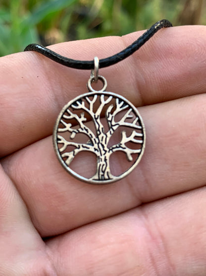Pendentif 'Arbre de vie' en laiton argenté, 20mm de diamètre - 1,4 gramme. Vendu avec cordon noir réglable, parfait !