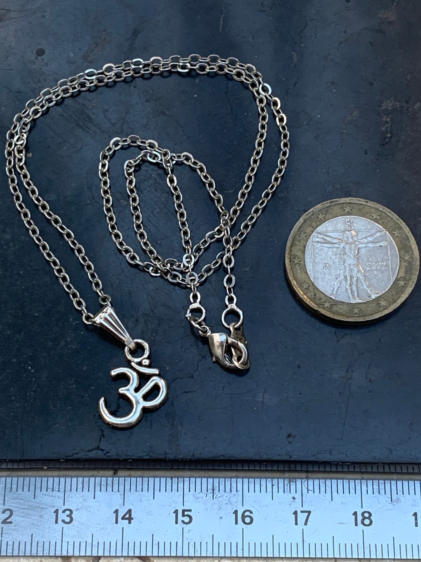 Om, pendentif en laiton argenté, de 23x12x2 millimètres -1,3 gr. Vendu avec cordon noir réglable offert, parfait !