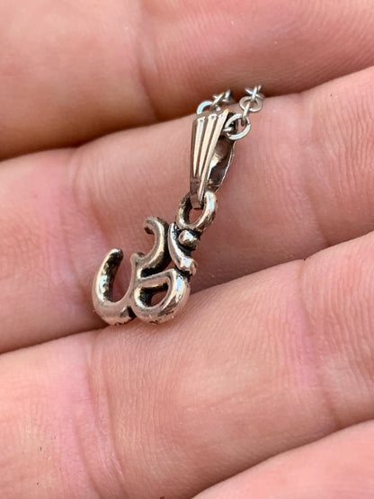Om, pendentif en laiton argenté, de 23x12x2 millimètres -1,3 gr. Vendu avec cordon noir réglable offert, parfait !