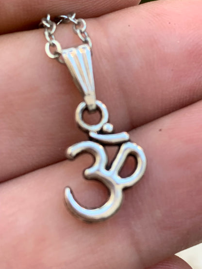 Om, pendentif en laiton argenté, de 23x12x2 millimètres -1,3 gr. Vendu avec cordon noir réglable offert, parfait !