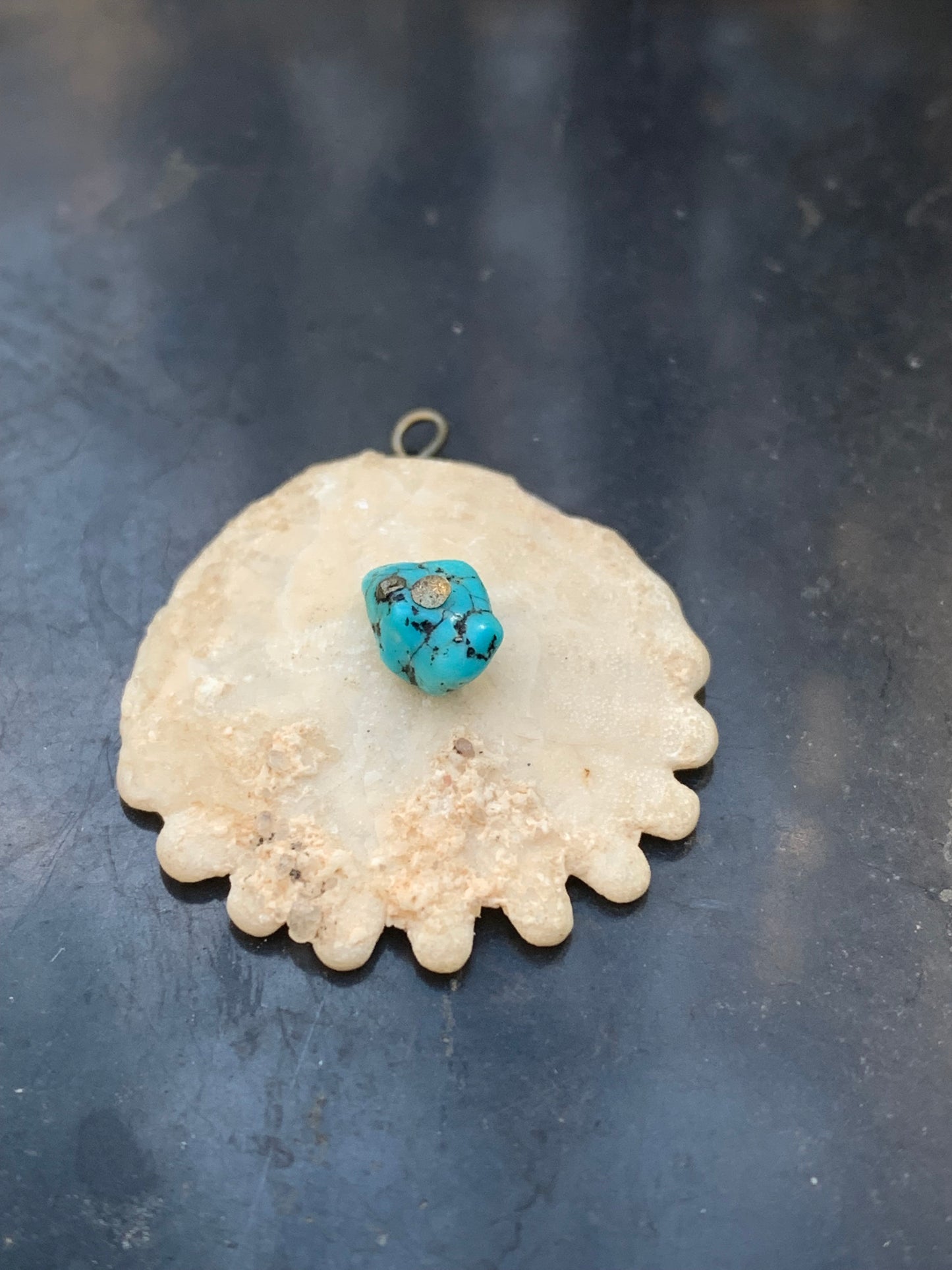 Oursin avec Turquoise, pendentif de 30x27x8 millimètres - 2,9 gr. Vendu avec cordon noir réglable offert, parfait !