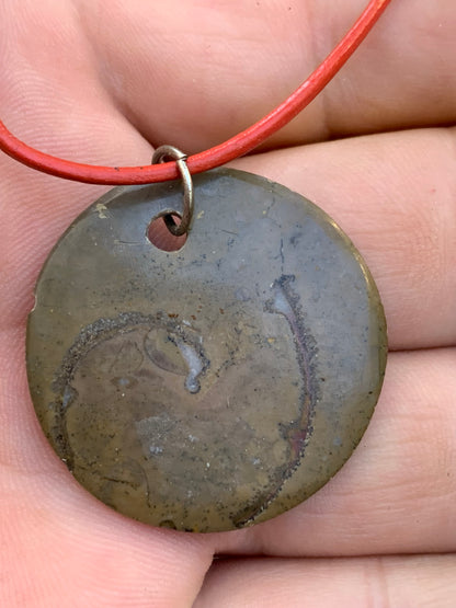 Ammonite fossile dans grès rouge (Usa), pendentif de 33 millimètres x 6. Vendu avec cordon noir et réglable de 60 cm !