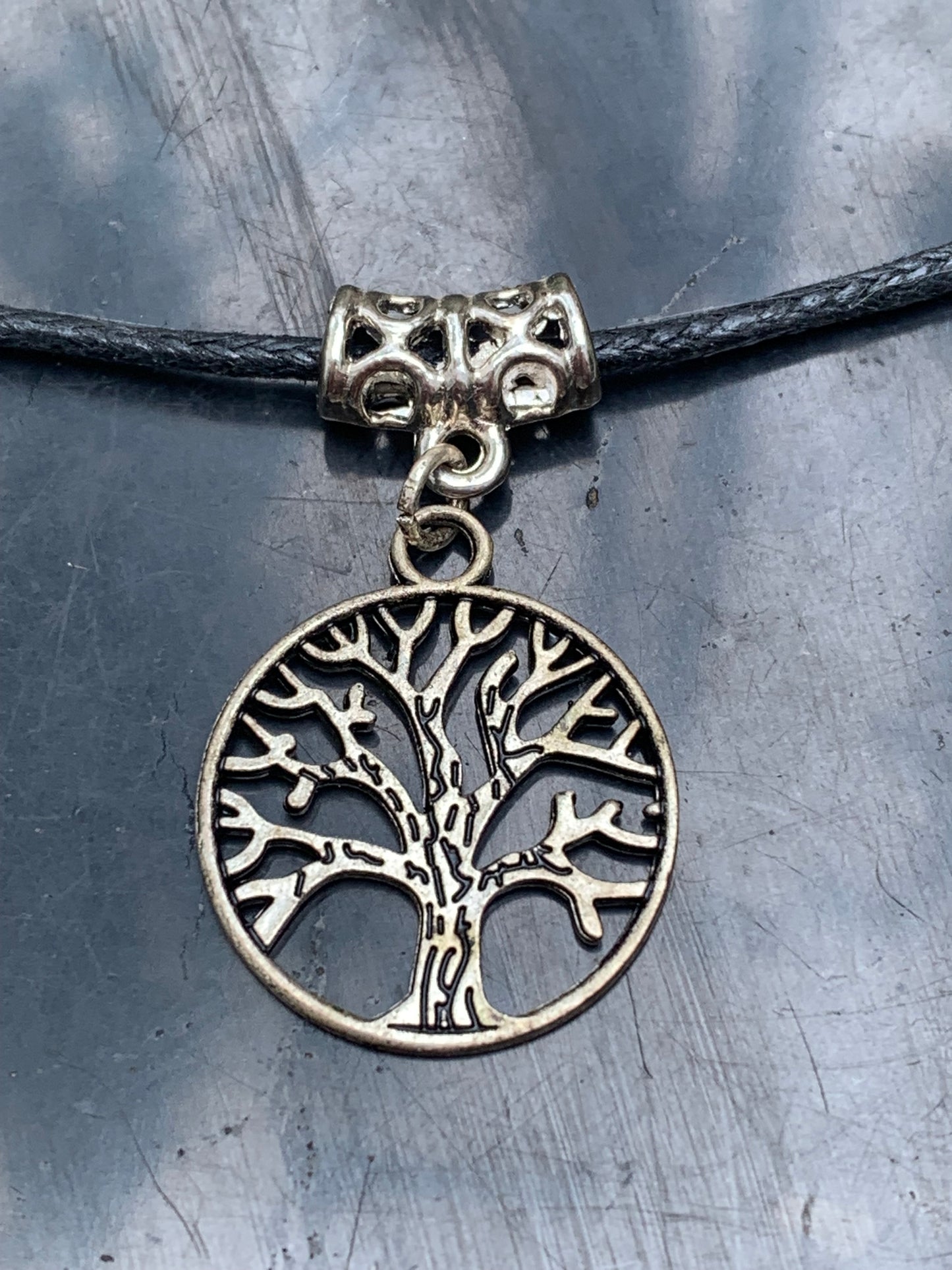 Pendentif 'Arbre de vie' en laiton argenté, 20mm de diamètre - 1,4 gramme. Vendu avec cordon noir réglable, parfait !