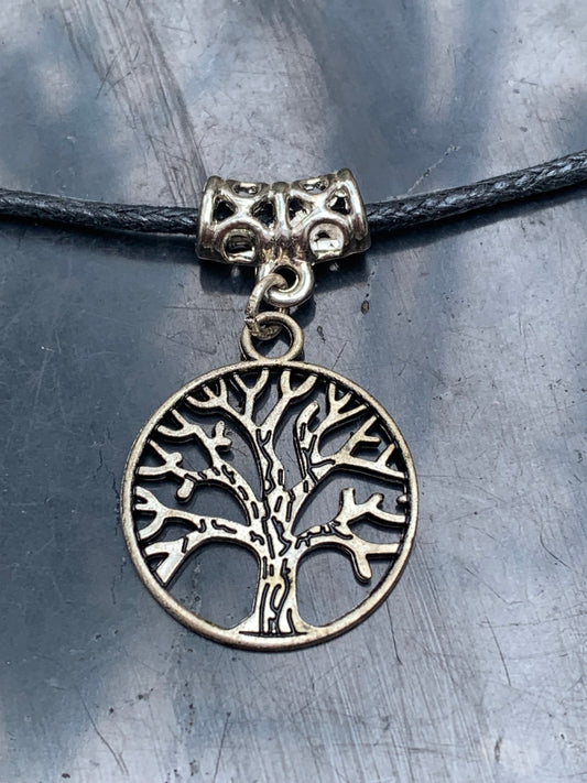 Pendentif 'Arbre de vie' en laiton argenté, 20mm de diamètre - 1,4 gramme. Vendu avec cordon noir réglable, parfait !