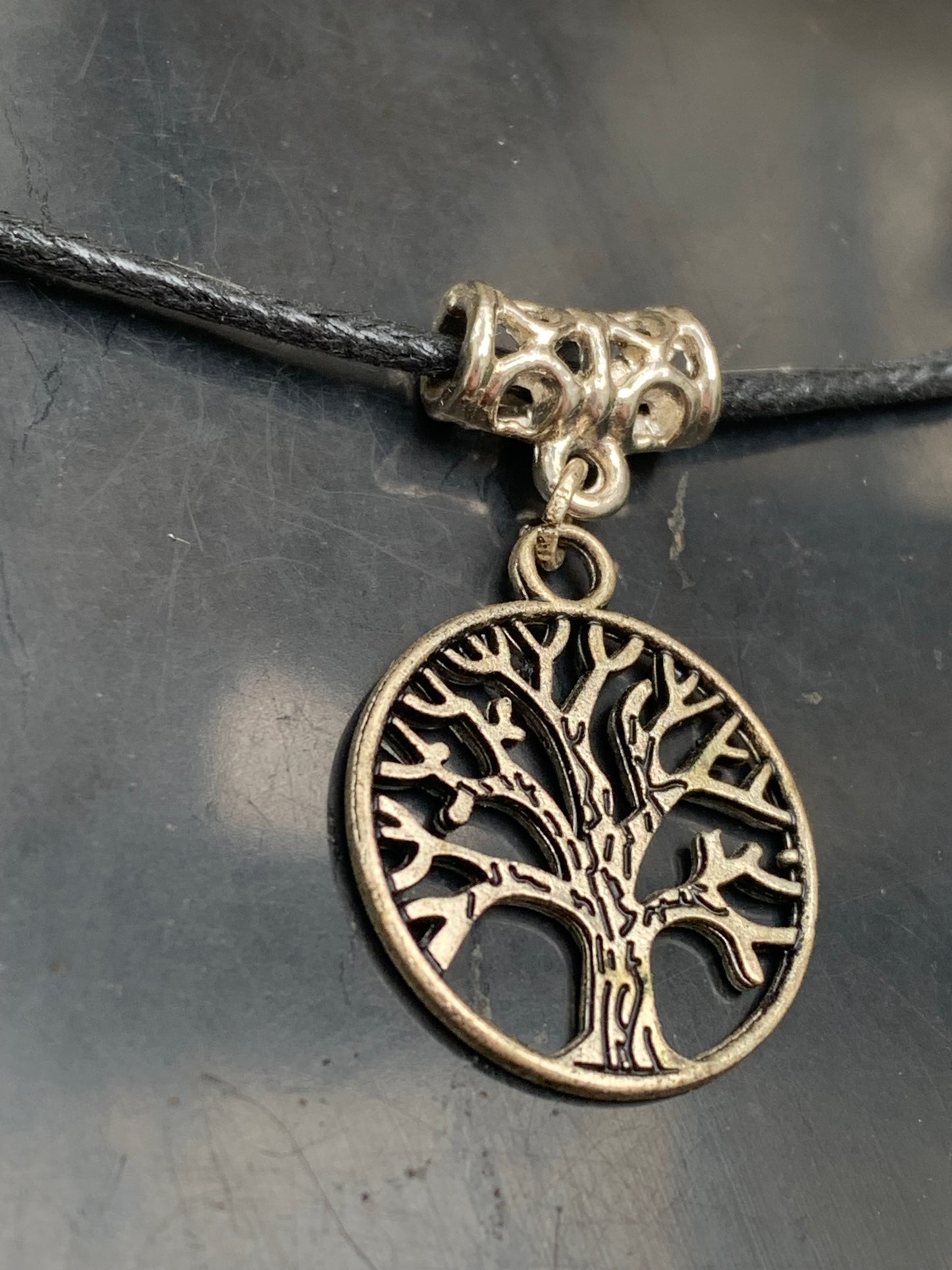 Pendentif 'Arbre de vie' en laiton argenté, 20mm de diamètre - 1,4 gramme. Vendu avec cordon noir réglable, parfait !
