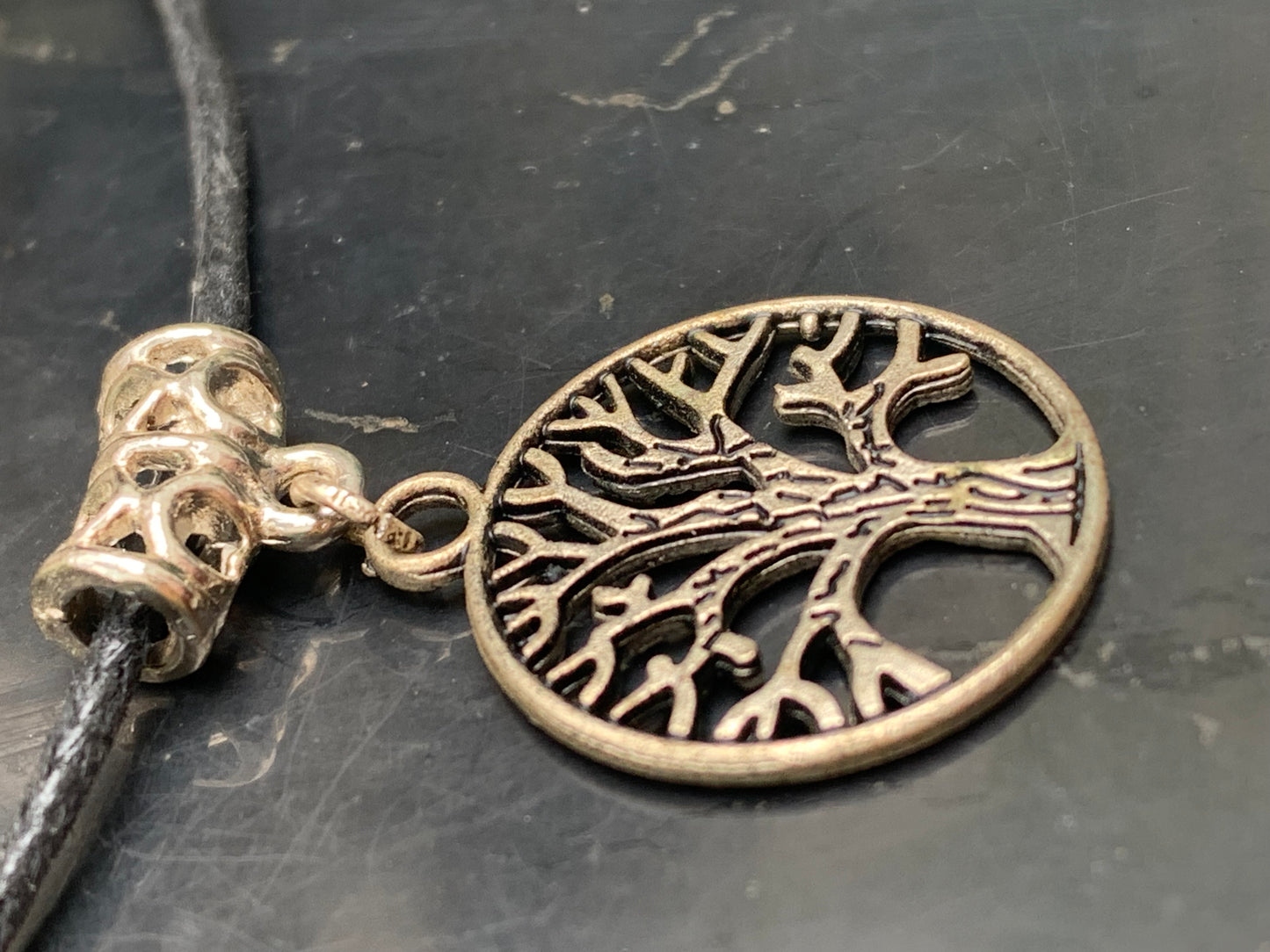 Pendentif 'Arbre de vie' en laiton argenté, 20mm de diamètre - 1,4 gramme. Vendu avec cordon noir réglable, parfait !