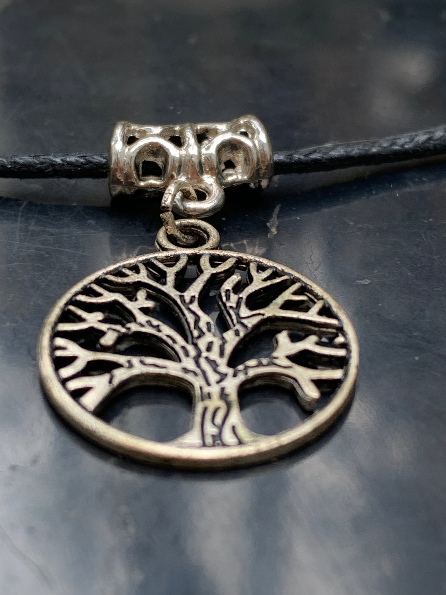 Pendentif 'Arbre de vie' en laiton argenté, 20mm de diamètre - 1,4 gramme. Vendu avec cordon noir réglable, parfait !
