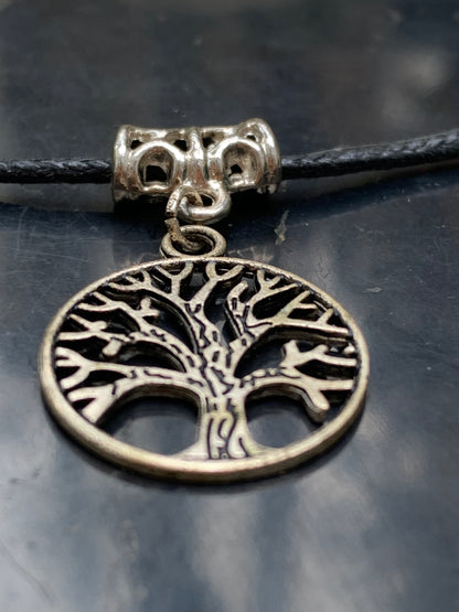 Pendentif 'Arbre de vie' en laiton argenté, 20mm de diamètre - 1,4 gramme. Vendu avec cordon noir réglable, parfait !
