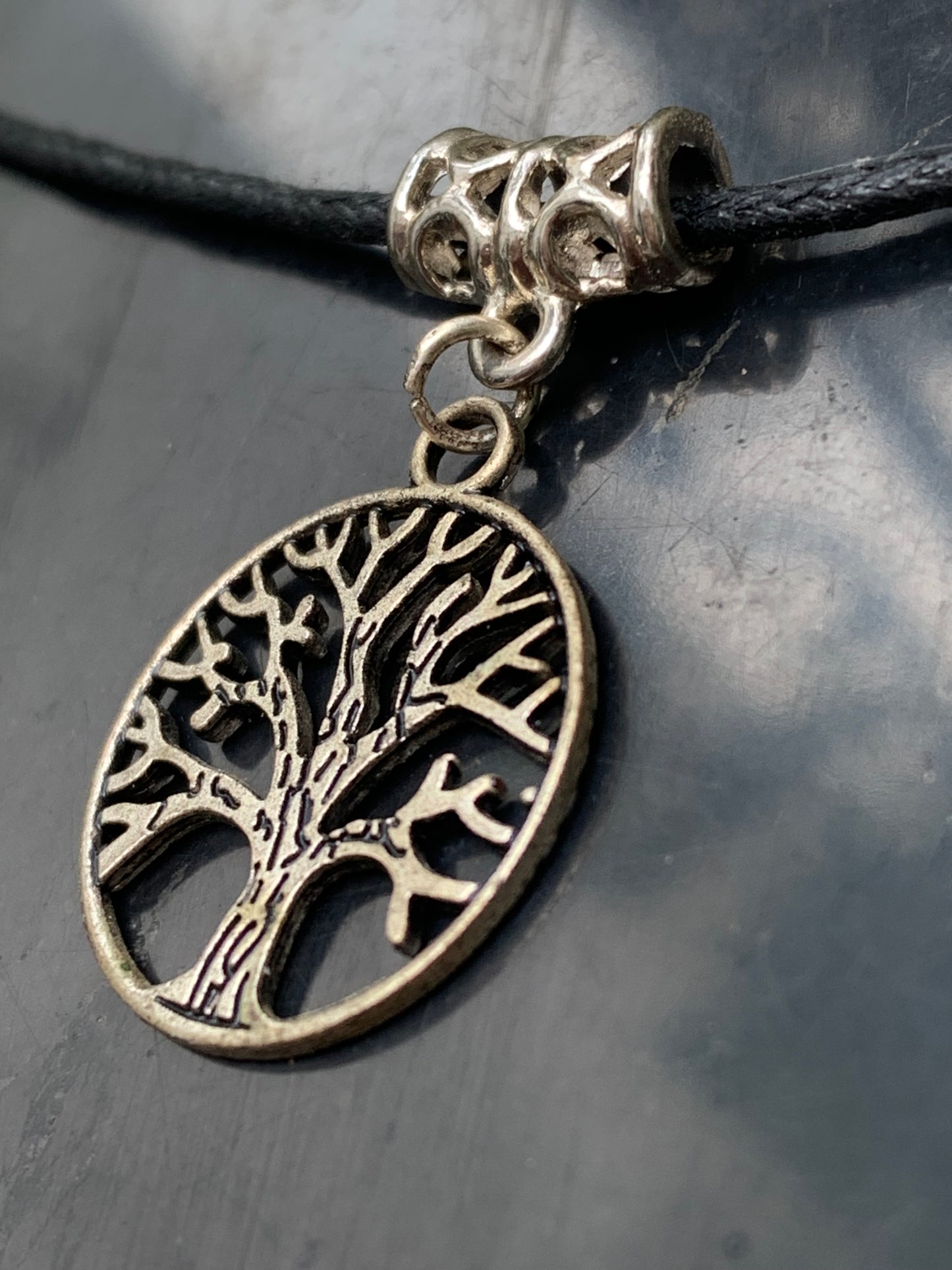 Pendentif 'Arbre de vie' en laiton argenté, 20mm de diamètre - 1,4 gramme. Vendu avec cordon noir réglable, parfait !