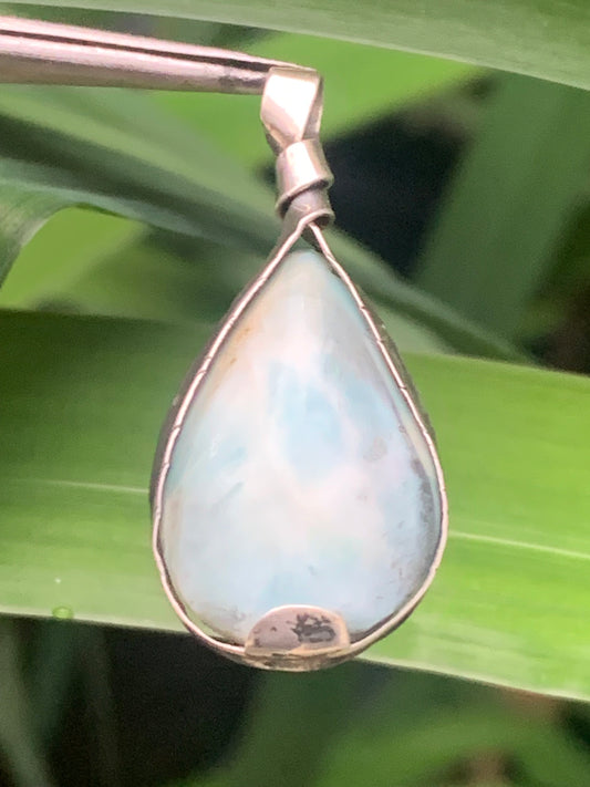 Larimar, pendentif en Argent de 35mm de hauteur x 16 de largeur x 6 d'épaisseur. Vendu avec cordon réglable de couleur noire offert !
