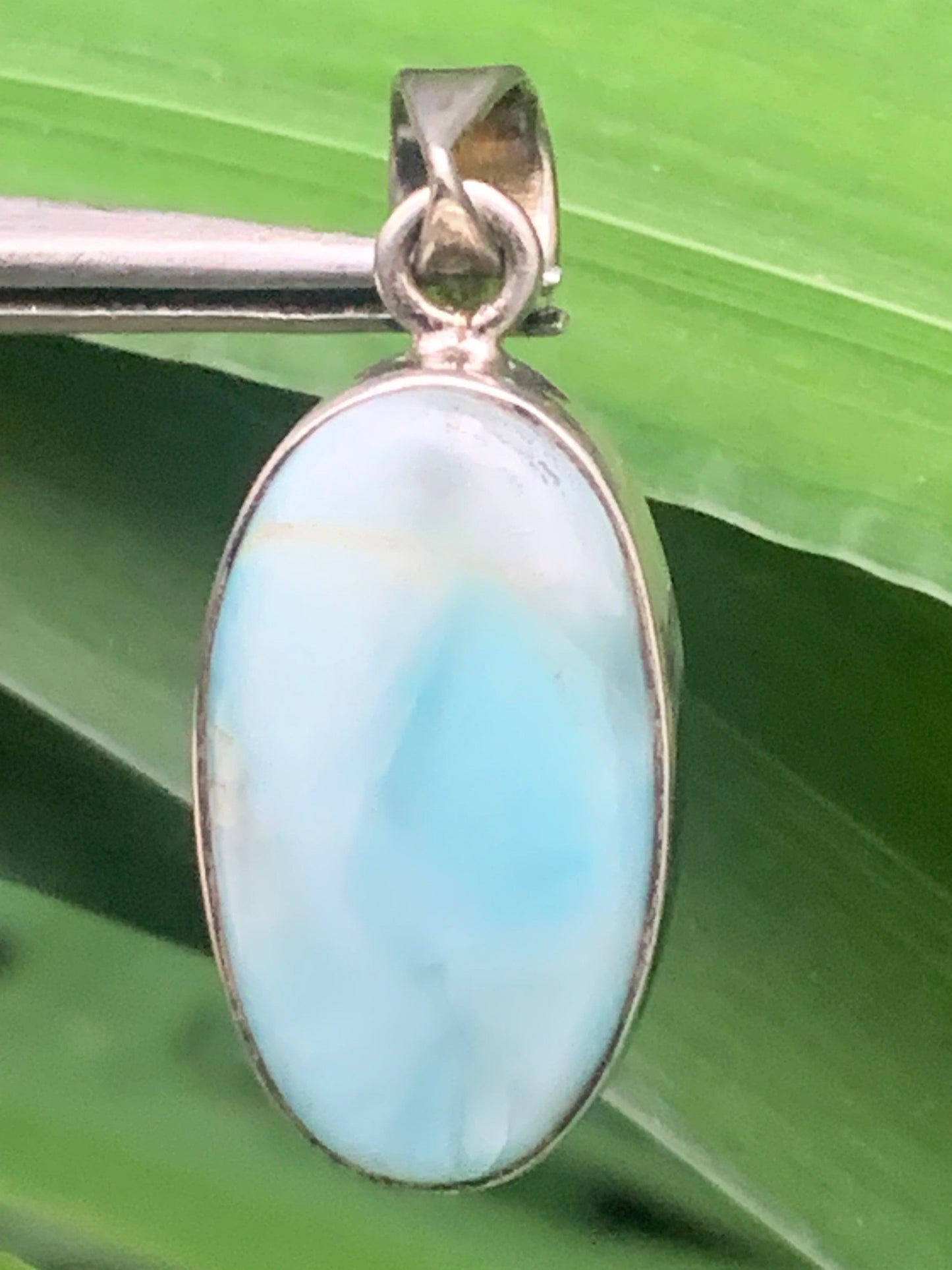 Larimar, pendentif en Argent de 35mm de hauteur x 15 de largeur x 7 d'épaisseur. Vendu avec cordon réglable de couleur noire offert !