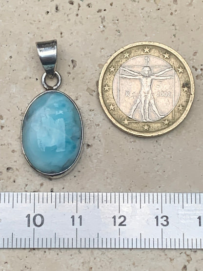Larimar, pendentif en Argent de 31mm de hauteur x 15 de largeur x 7 d'épaisseur. Vendu avec cordon réglable de couleur noire offert !