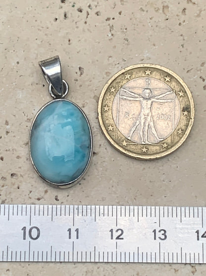 Larimar, pendentif en Argent de 31mm de hauteur x 15 de largeur x 7 d'épaisseur. Vendu avec cordon réglable de couleur noire offert !