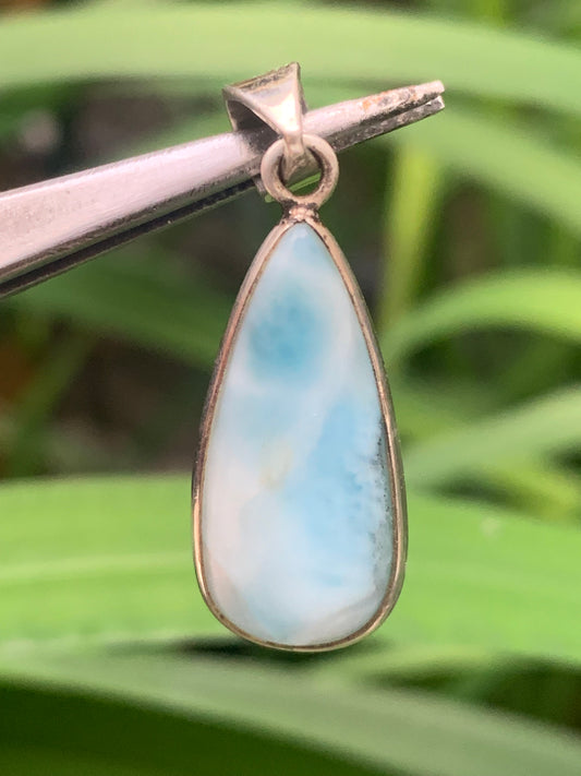 Larimar, pendentif en Argent de 36 mm de hauteur x 12 de largeur x 6 d'épaisseur. Vendu avec cordon réglable de couleur noire offert !
