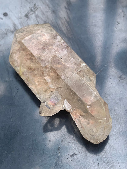Cristal de roche fumé/ Quartz fumé, pointe naturelle de 55x25x17mm - 22 gr., très belle qualité, très belle pureté !