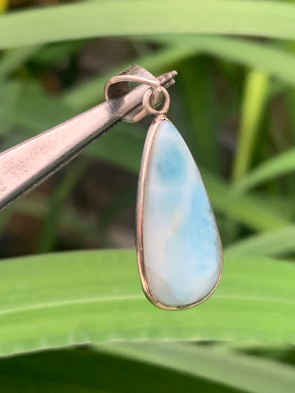 Larimar, pendentif en Argent de 36 mm de hauteur x 12 de largeur x 6 d'épaisseur. Vendu avec cordon réglable de couleur noire offert !