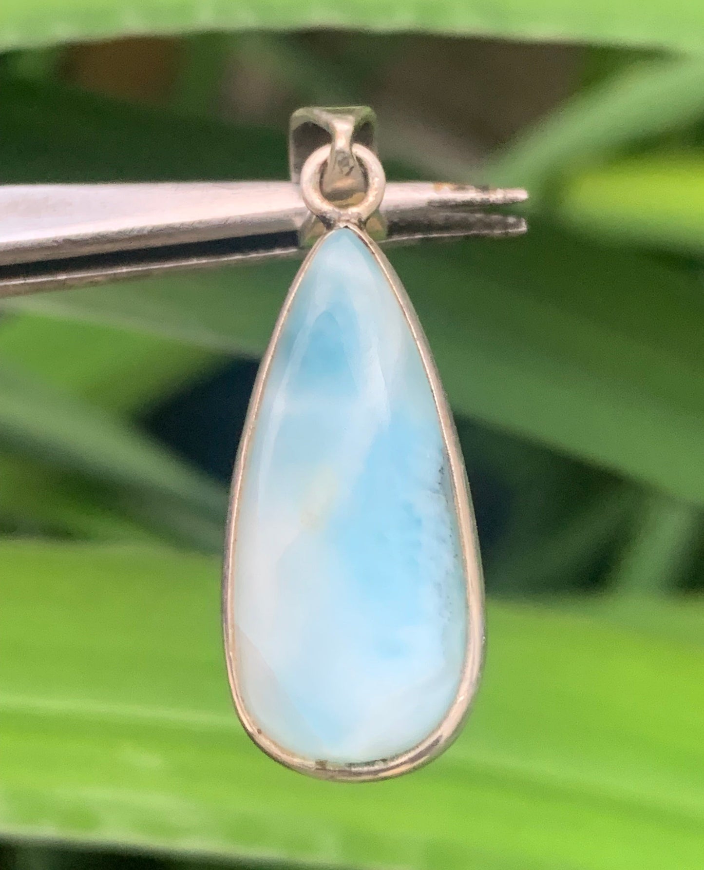 Larimar, pendentif en Argent de 36 mm de hauteur x 12 de largeur x 6 d'épaisseur. Vendu avec cordon réglable de couleur noire offert !