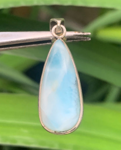 Larimar, pendentif en Argent de 36 mm de hauteur x 12 de largeur x 6 d'épaisseur. Vendu avec cordon réglable de couleur noire offert !