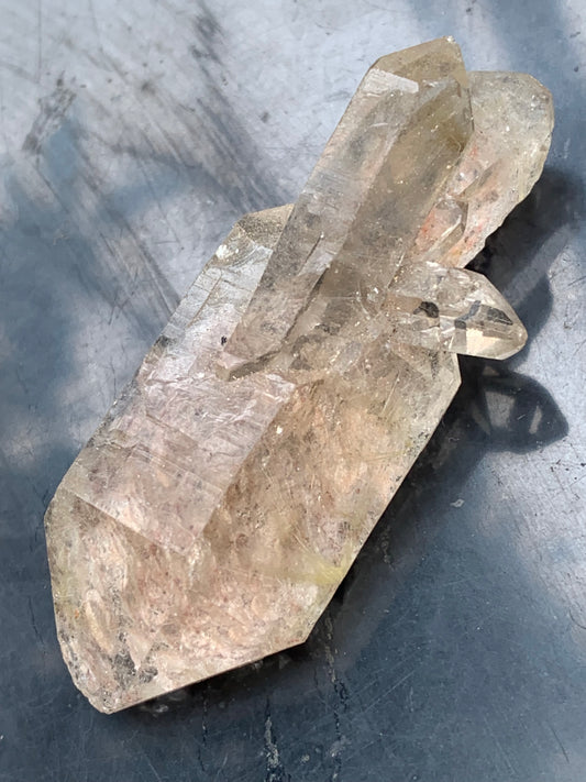 Cristal de roche fumé/ Quartz fumé, pointe naturelle de 55x25x17mm - 22 gr., très belle qualité, très belle pureté !