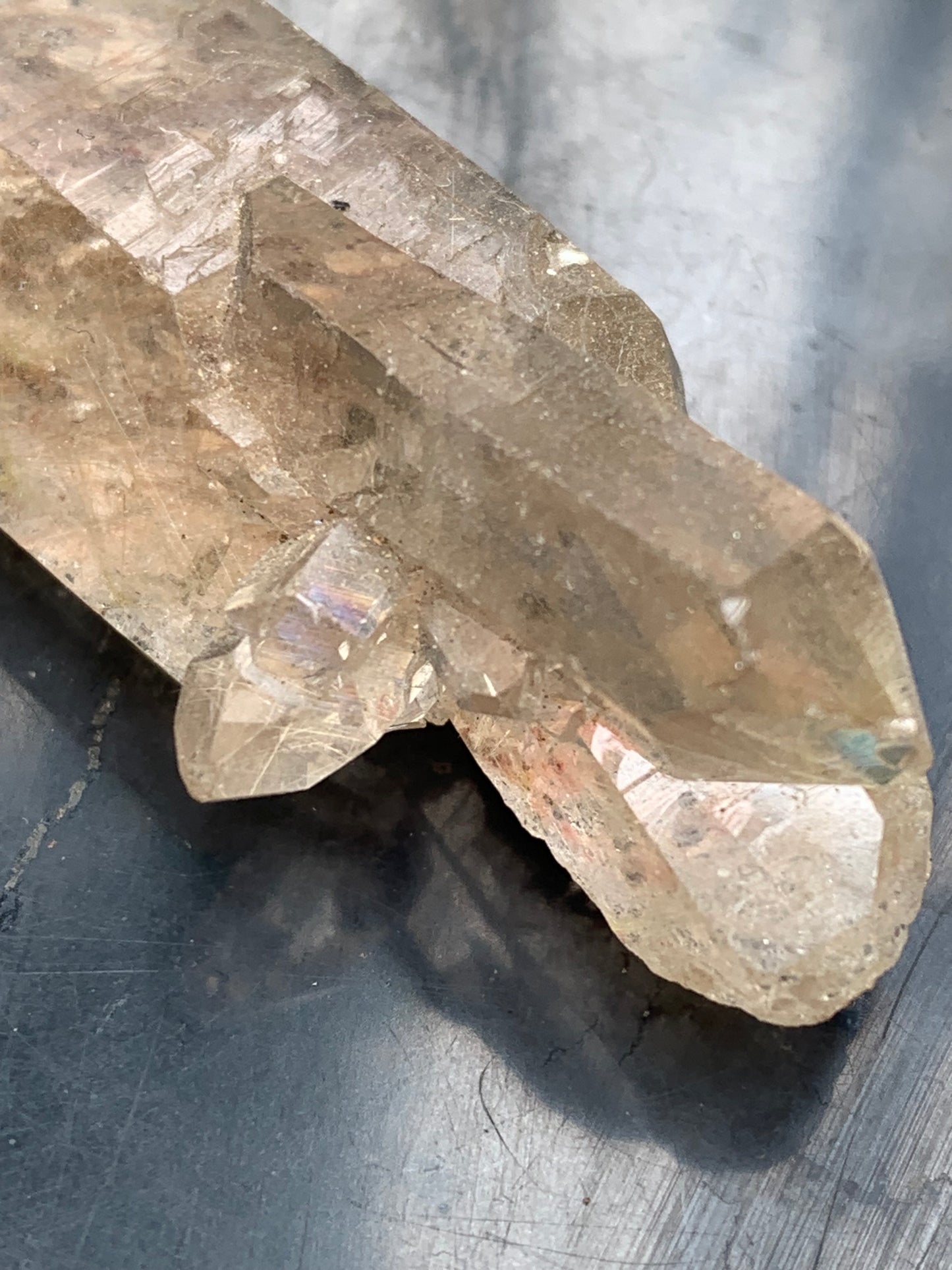 Cristal de roche fumé/ Quartz fumé, pointe naturelle de 55x25x17mm - 22 gr., très belle qualité, très belle pureté !