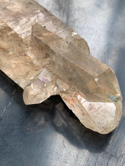 Cristal de roche fumé/ Quartz fumé, pointe naturelle de 55x25x17mm - 22 gr., très belle qualité, très belle pureté !