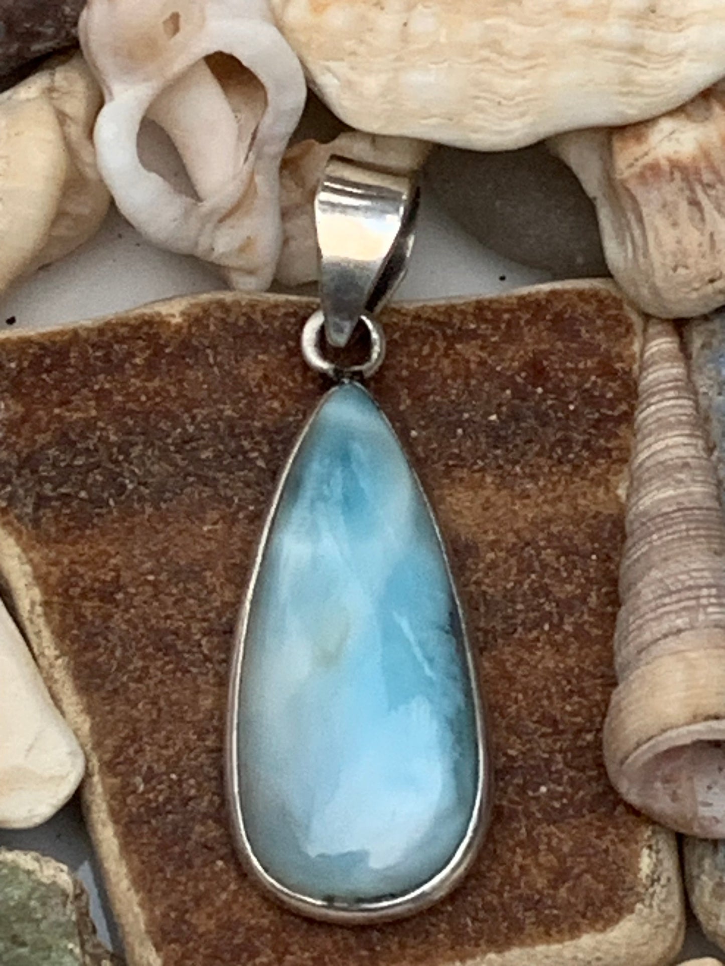 Larimar, pendentif en Argent de 36 mm de hauteur x 12 de largeur x 6 d'épaisseur. Vendu avec cordon réglable de couleur noire offert !