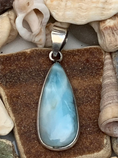 Larimar, pendentif en Argent de 36 mm de hauteur x 12 de largeur x 6 d'épaisseur. Vendu avec cordon réglable de couleur noire offert !