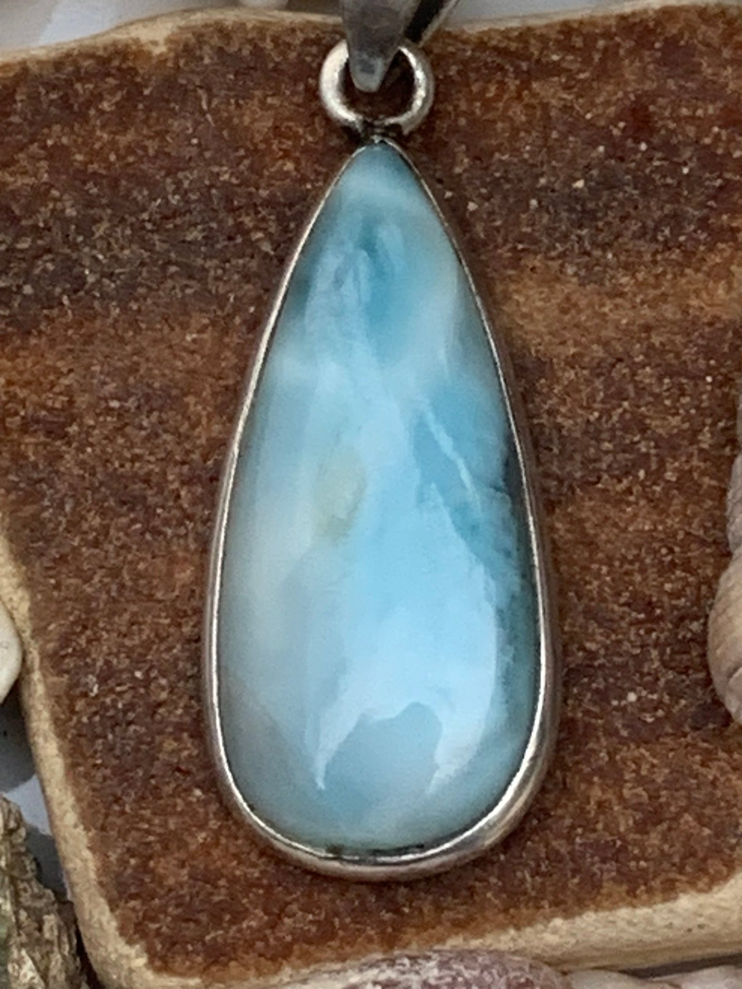 Larimar, pendentif en Argent de 36 mm de hauteur x 12 de largeur x 6 d'épaisseur. Vendu avec cordon réglable de couleur noire offert !