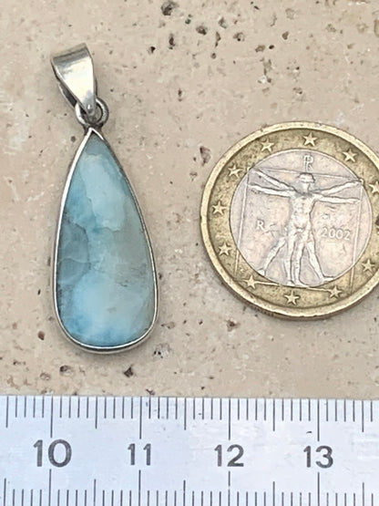Larimar, pendentif en Argent de 36 mm de hauteur x 12 de largeur x 6 d'épaisseur. Vendu avec cordon réglable de couleur noire offert !