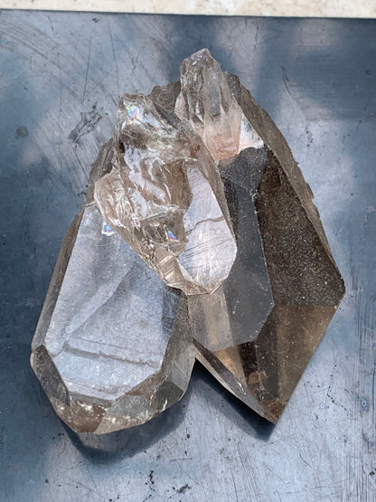 Cristal de roche fumé/ Quartz fumé, pointe naturelle de 60x45x25 mm - 59,2 gr., très belle qualité, très belle pureté !