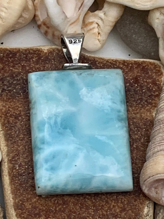 Larimar, pendentif en Argent de 35 mm de hauteur x 17 de largeur x 6 d'épaisseur. Vendu avec cordon réglable de couleur noire offert !