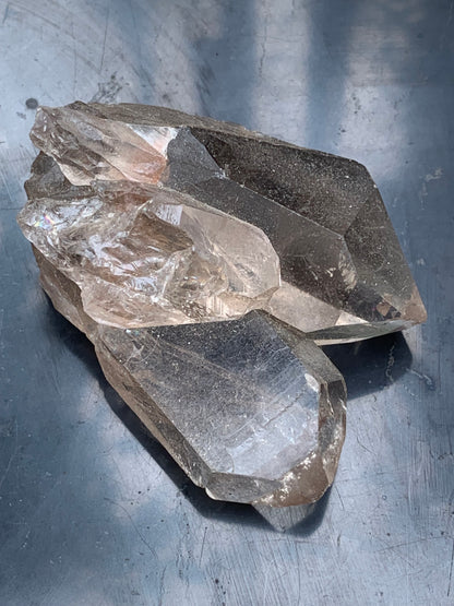Cristal de roche fumé/ Quartz fumé, pointe naturelle de 60x45x25 mm - 59,2 gr., très belle qualité, très belle pureté !
