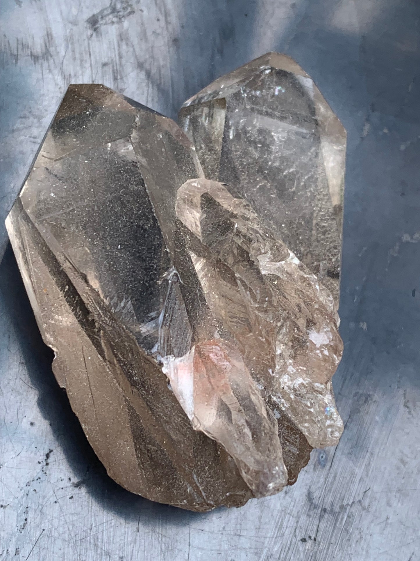 Cristal de roche fumé/ Quartz fumé, pointe naturelle de 60x45x25 mm - 59,2 gr., très belle qualité, très belle pureté !