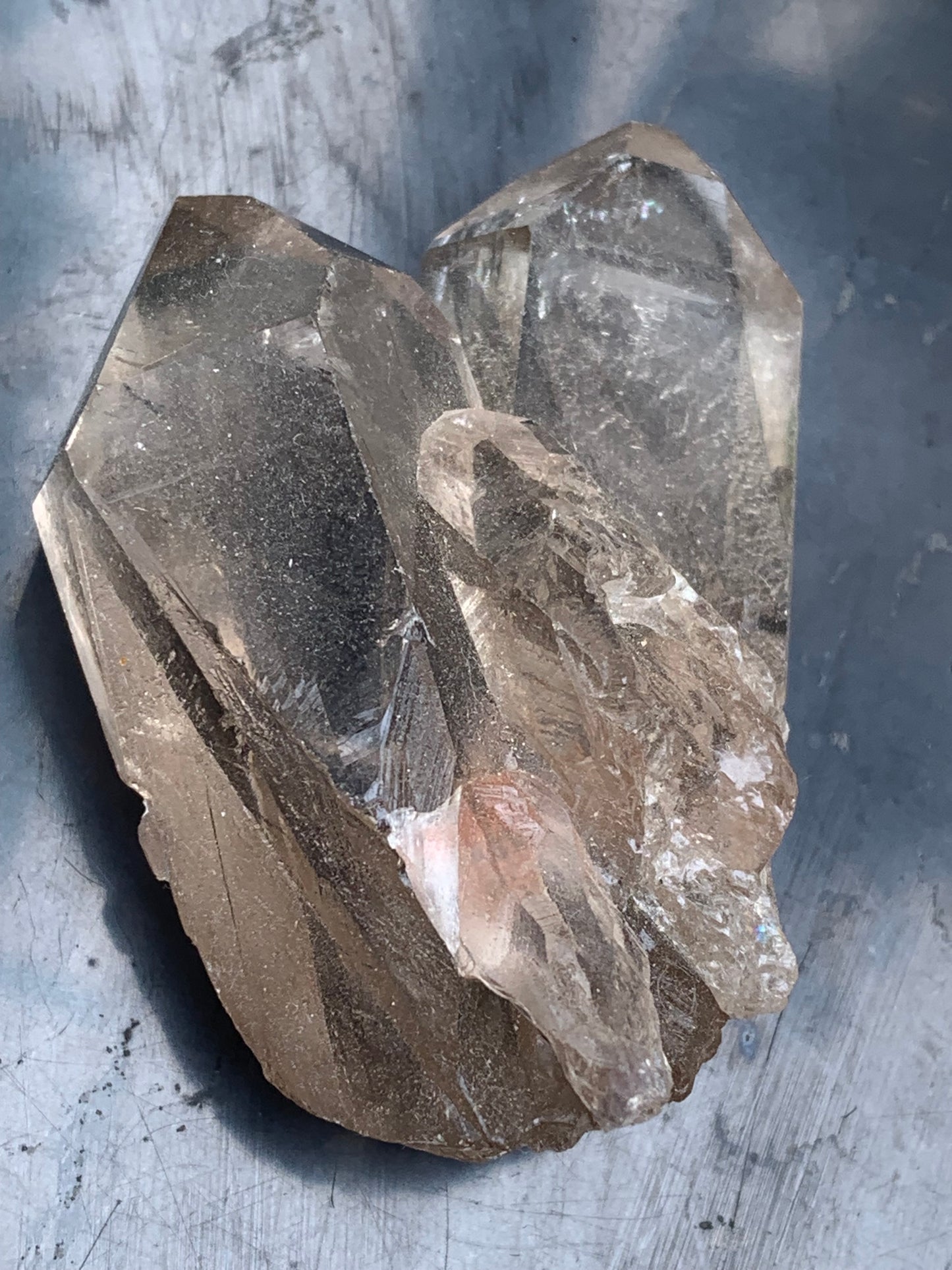Cristal de roche fumé/ Quartz fumé, pointe naturelle de 60x45x25 mm - 59,2 gr., très belle qualité, très belle pureté !