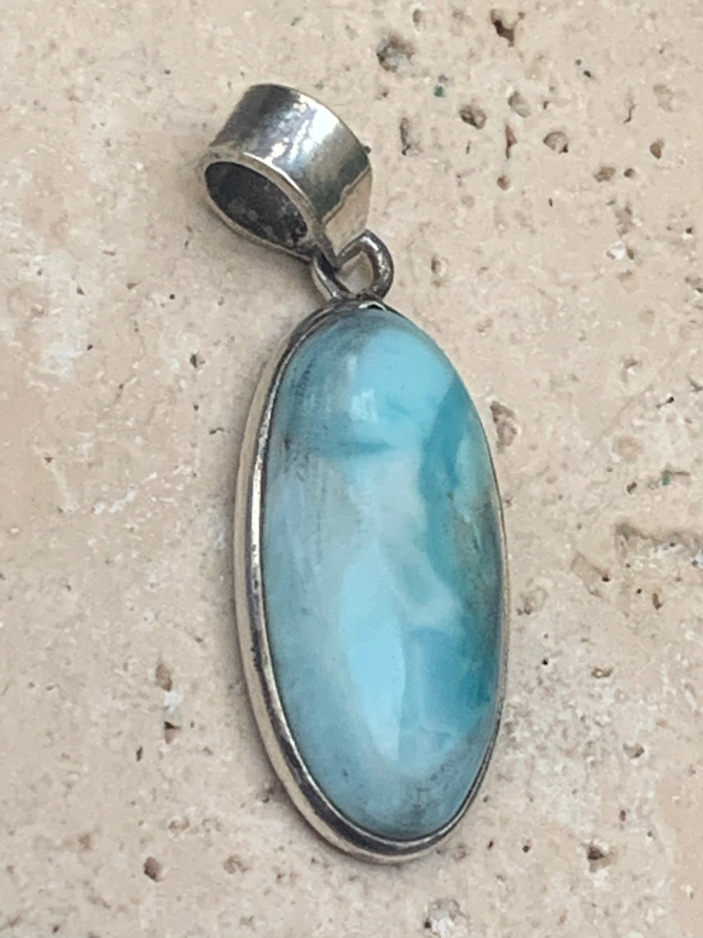 Larimar, pendentif en Argent de 35 mm de hauteur x 14 de largeur x 6 d'épaisseur. Vendu avec cordon réglable de couleur noire offert !